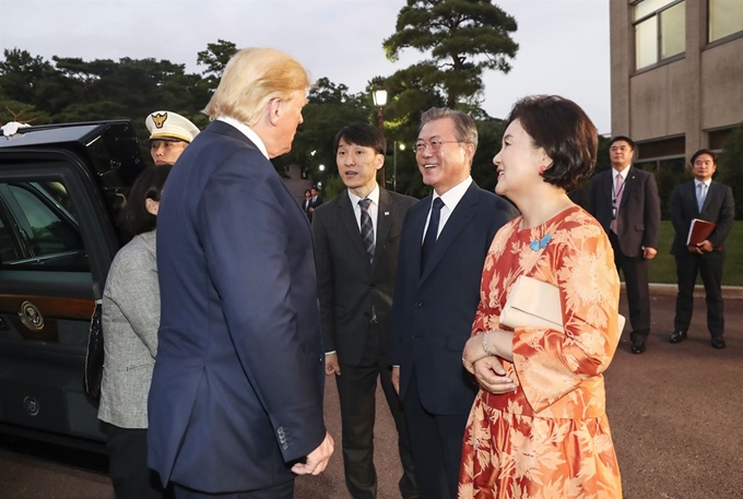 문재인(오른쪽 두번째) 대통령과 부인 김정숙(오른쪽) 여사가 29일 오후 청와대에서 G20 정상회의를 마치고 방한한 도널드 트럼프 미국 대통령을 맞아 반갑게 인사를 나누고 있다. 연합뉴스