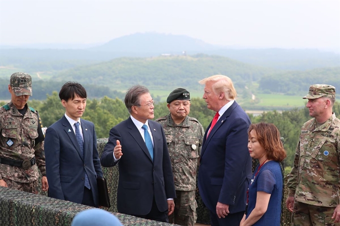 문재인 대통령과 도널드 트럼프 미국 대통령이 30일 오후 DMZ 내 오울렛 초소에서 대화하고 있다. 파주=연합뉴스