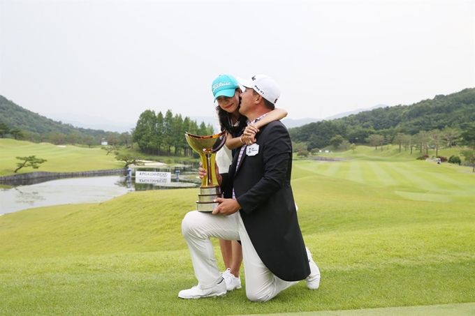 이원준(오른쪽)이 30일 경남 양산시 에이원 컨트리클럽(파70)에서 열린 KPGA 선수권대회 최종라운드에서 우승을 확정한 뒤 아내 볼에 입을 맞추고 있다. KPGA 제공