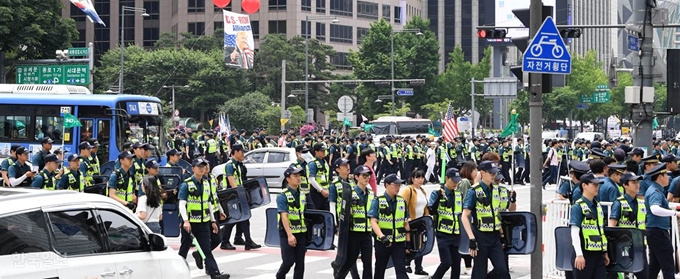 트럼프 미국 대통령이 청와대를 방문한 30일 서울 광화문 사거리를 경호하던 경찰 병력들이 이동하고 있다. 서재훈 기자