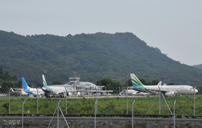 항공기들로 붐비는 캄보디아 시아누크빌 공항. 시골 도시의 작은 공항이지만, 하루 30편 이상의 항공기들이 운항한다. 갑작스럽게 늘어난 중국인 투자, 관광객들 영향이 크다.