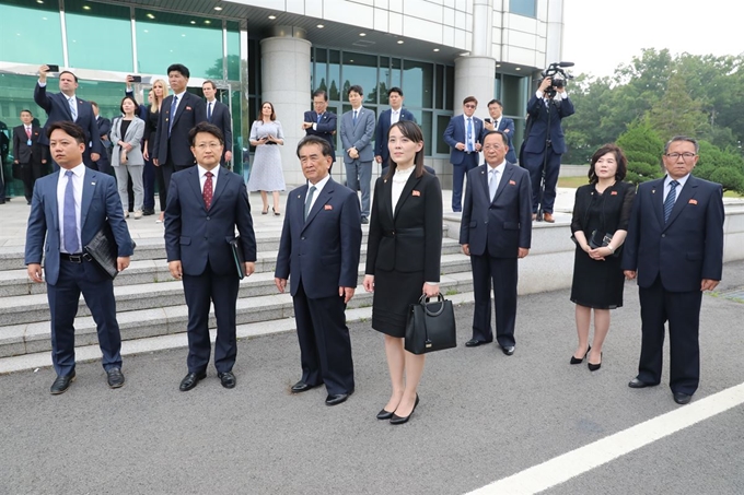 김여정(가운데) 북한 노동당 제1부부장과 김창선(왼쪽 세번째) 북한 국무위원회 부장, 리용호(오른쪽 세번째) 외무상, 최선희(오른쪽 두번째) 외무성 제1부상 등이 30일 판문점 자유의 집 앞에서 남북미 정상의 만남을 지켜보고 있다. 연합뉴스