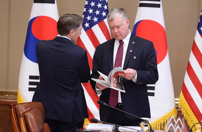 스티븐 비건 미 국무부 대북정책특별대표가 30일 청와대에서 열린 한미 확대정상회담 전 북한관련 자료를 살펴보고 있다. 연합뉴스