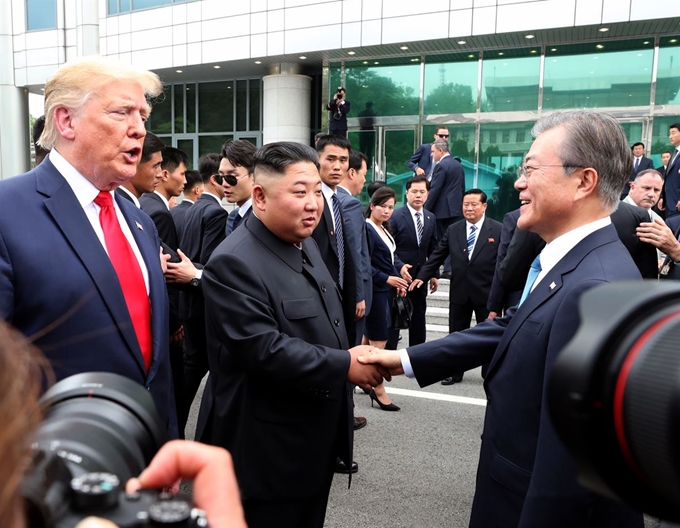 30일 오후 판문점에서 김정은 북한 국무위원장과 도널드 트럼프 미국 대통령, 문재인 대통령이 만나 이야기를 나누고 있다. 판문점=류효진기자