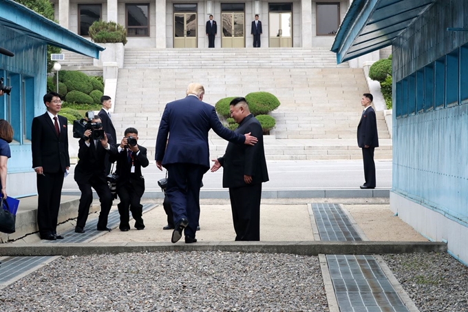 도널드 트럼프 미국 대통령이 30일 오후 판문점에서 김정은 북한 국무위원장과 만나 인사한 뒤 군사분계선을 넘어 북측으로 향하고 있다. 판문점=류효진 기자