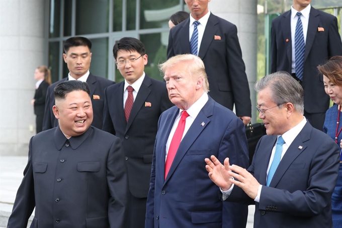 김정은 북한 국무위원장, 도널드 트럼프 미국 대통령이 지난달 30일 경기 파주 판문점 공동경비구역(JSA) 남측 자유의 집에서 회담을 마친 뒤, 문재인 대통령과 이야기를 나누며 걸어가고 있다. 판문점=류효진 기자