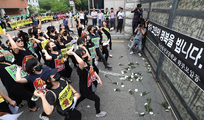 지난달 26일 오전 경기 수원시 경기도교육청 앞에서 안산 동산고등학교 학부모들이 도 교육청의 자율형사립고 지정취소 결정에 반대하는 집회를 열고 교육청 안쪽으로 국화를 던지며 항의하고 있다. 연합뉴스