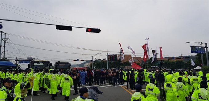 화물연대 포항지부 조합원들이 1일 오전 포스코 포항제철소 3문 앞에서 화물차 출입을 막아서자 경찰도 만일의 사태에 대비해 집결하고 있다. 김정혜기자 kjh@hankookibo.com