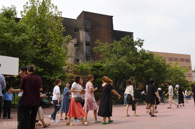 서울 은명초등학교 학부모들이 1일 오전 조기방학 관련 학부모설명회에 참석하기 위해 인근 신진과학기술고등학교 체육관으로 향하고 있다. 홍인기 기자