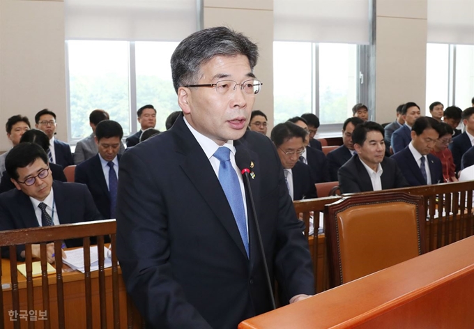 [저작권 한국일보]민갑룡 경찰청장이 지난달 27일 오전 국회에서 열린 행정안전위 전체회의에서 현안보고를 하고 있다. 오대근기자 /2019-06-27(한국일보)