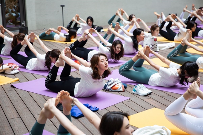 지난달 14일 오전 경기 김포시 호텔마리나베이서울에서 2019 미스코리아 본선진출자들이 아침 요가 수업을 듣고 있다. 미스코리아 운영본부 제공.