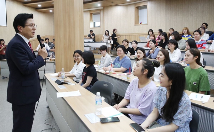 중견 정치인들이 자신과 비슷한 나이와 지위를 가진 이들을 준거집단으로 삼는 한 시대정신을 읽지 못하는 정치는 반복된다. 사진은 황교안 자유한국당 대표가 지난달 20일 숙명여대에서 특강하는 모습. 연합뉴스