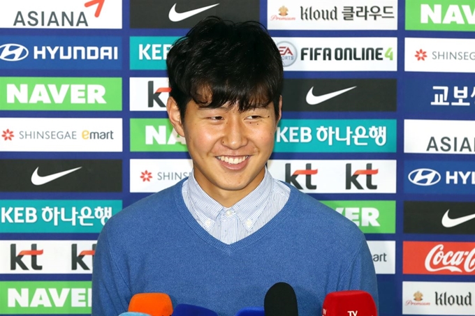 이강인이 1일 오전 서울 중구 웨스틴조선호텔에서 열린 FIFA U-20월드컵 준우승 기념 격려금 전달식에 앞서 취재진과 인터뷰를 하며 밝게 웃고 있다. 연합뉴스