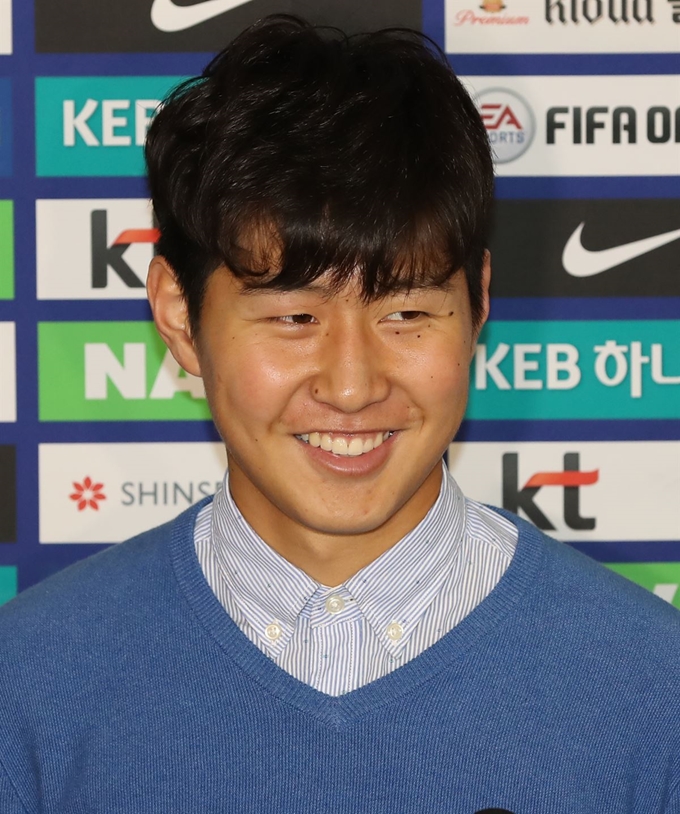 이강인이 1일 오전 서울 중구 웨스틴조선호텔에서 열린 FIFA U-20월드컵 준우승 기념 격려금 전달식에 앞서 취재진과 인터뷰를 하고 있다. 연합뉴스