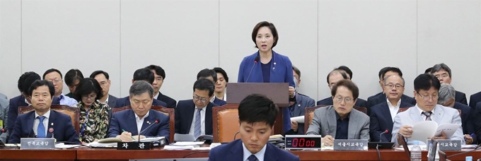 유은혜 사회부총리 겸 교육부 장관이 지난 26일 오후 열린 국회 교육위원회 전체회의에서 최근 교육부의 교과서 ‘무단 수정’ 논란에 대해 발언하고 있다. 연합뉴스