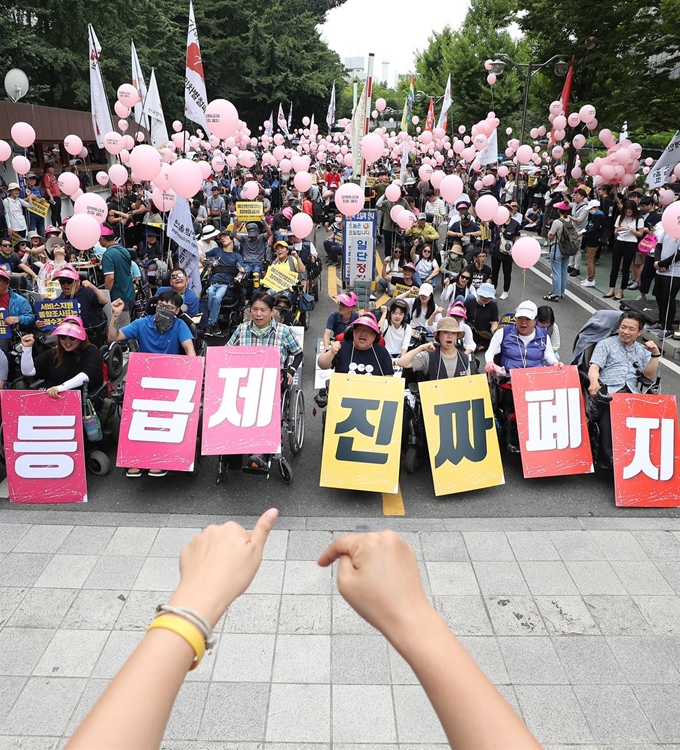 전국장애인차별철폐연대 등 시민단체 회원들이 1일 오후 서울 반포동 서울지방조달청 앞에서 열린 '장애등급제 폐지 및 예산 증액 촉구 집회'에서 구호를 외치고 있다. 연합뉴스