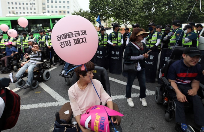 전국장애인차별철폐연대 등 시민단체 회원들이 1일 오후 서울 반포동 서울지방조달청 앞에서 집회를 열어 장애인 복지제도의 전면 수정과 장애등급제 '진짜' 폐지를 위한 예산 마련을 촉구하고 있다. 뉴스1