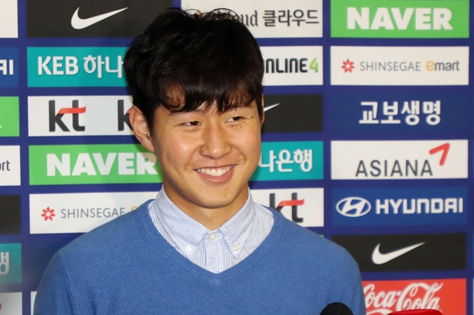 U-20 축구대표팀 이강인이 1일 서울 중구 웨스틴조선호텔에서 열린 'FIFA U20 월드컵 준우승 기념 격려금 전달식'을 앞두고 취재진 질문에 답하고 있다. 뉴스1