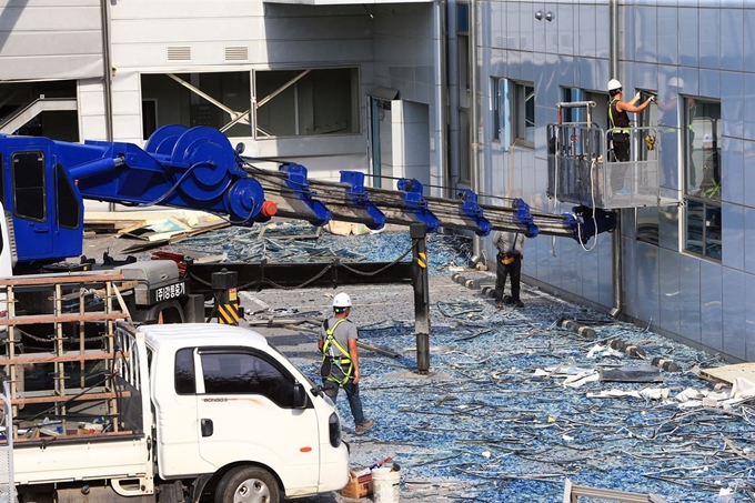 지난 5월 26일 강릉과학산업단지 벤처공장 관리동에서 수소탱크 폭발사고로 부서진 유리창을 교체하는 응급복구작업이 진행되고 있다. 연합뉴스