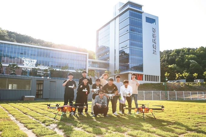 경운대 무인기공학과 학생들이 무인비행교육원에서 드론 비행훈련을 준비하고 하고 있다. 경운대 제공