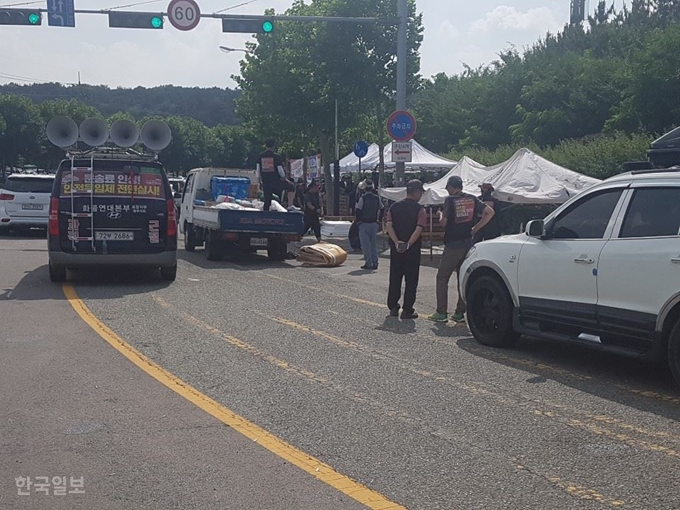 화물연대 포항지부가 2일 포스코와 계약한 운송업체 10곳과 협상을 갖고 운송료 인상안에 합의한 뒤 포항제철소 3문 앞에 설치했던 천막을 정리하고 있다. 독자제공