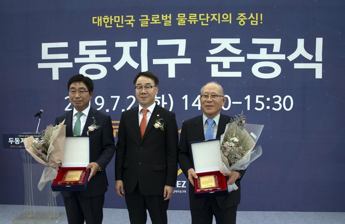 2일 경남 창원시 진해구 두동 부산ㆍ진해경제자유구역 진해두동 택지지구 준공식에서 황윤철(왼쪽부터) BNK 경남은행 은행장, 하승철 부산진해경제자유구역청장, 이세중 부영그룹 회장 직무대행이 기념촬영을 하고 있다. 부영그룹 제공