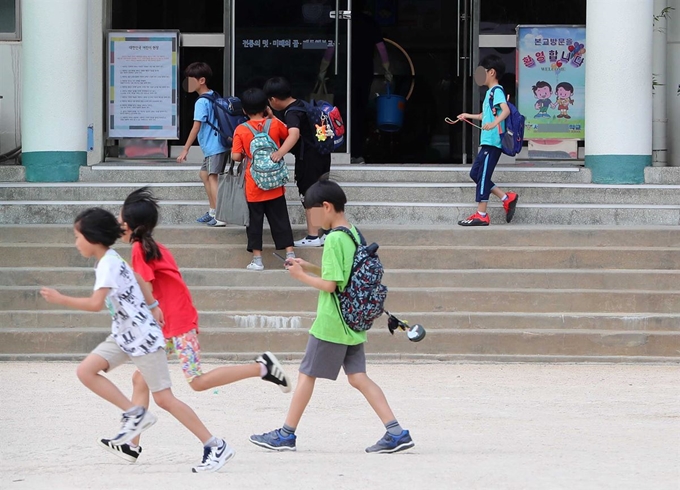 학교 급식조리사를 포함한 학교 비정규직연대회의가 3일부터 동시 파업에 돌입하기로 한 가운데 교육계에 따르면 사측과 노조측은 2일 오후 서울 서초구 모처에서 교섭할 예정이라고 밝혔다. 뉴시스