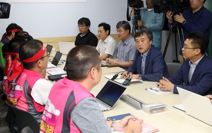 2일 오후 서울 강남구 스마트워크센터에서 총파업을 앞두고 열린 교육당국-학교 비정규직연대회의 간 막판 협상에서 교육당국 측 김선욱 광주광역시교육청 과장이 발언하고 있다. 연합뉴스