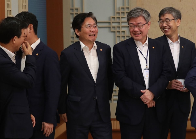 성윤모 산업부 장관이 2일 오전 청와대에서 국무회의 참석자들과 대화하고 있다. 연합뉴스