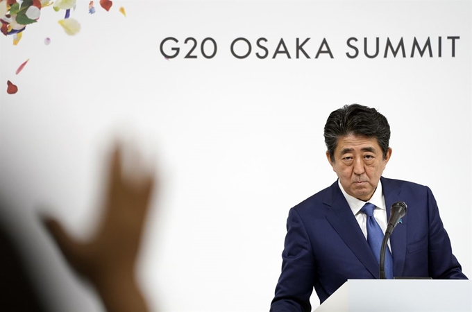 아베 신조 일본 총리가 지난달 29일 오사카 주요 20개국(G20) 정상회의 폐막 이후 기자회견에서 취재진의 질문을 받고 있다. 오사카=EPA 연합뉴스