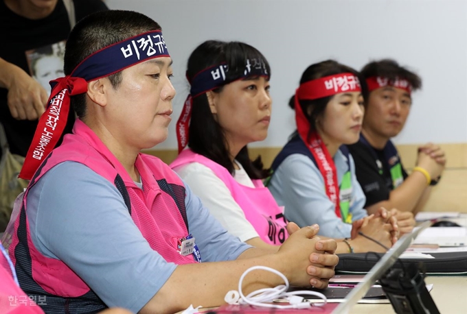 2일 오후 교육당국과 전국학교비정규직연대회의 간 막판 노사 교섭이 서울 서초구 스마트워크센터 강남고속터미널센터에서 열린 가운데, 연대회의 교섭위원들이 무거운 표정으로 앉아 있다. 고영권 기자