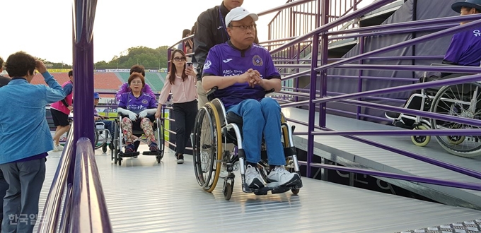 지난달 22일 K리그2 안양과 광주의 경기가 열린 안양종합운동장 내 가변석에 장애인들이 경기 관람을 위해 이동하고 있다. 안양=김형준 기자