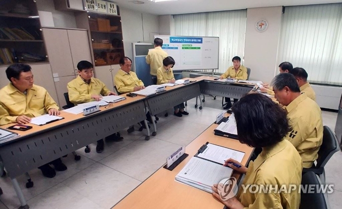 대전시교육청이 3일 학교 비정규직 노조의 총파업 돌입에 따라 상황실에서 남부호 부교육감 주재로 비상대책회의를 하고 있다. 연합뉴스.