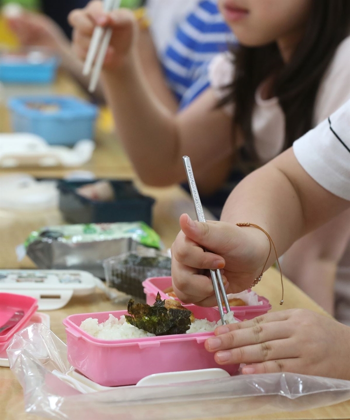 3일 전국 학교 비정규직 노조 총파업으로 울산의 한 초등학교에서 학생들이 점심으로 도시락을 먹고 있다. 울산시교육청은 초등학교 21개, 중학교 10개, 고등학교 5개, 각종학교 1개 등 37개 학교가 이날 급식 종사자들의 파업 참여로 급식이 중단될 것으로 파악했다. 연합뉴스