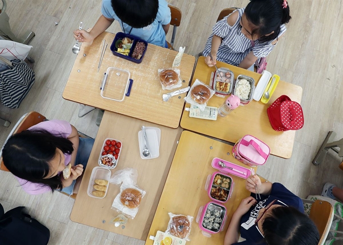 전국학교비정규직연대회의가 총파업에 돌입한 3일. 대구 수성구 지산초등학교에서 학생들이 학교급식이 아닌 각자 준비해온 도시락으로 점심을 먹고 있다. 연합뉴스