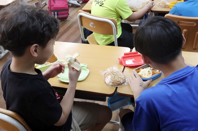 전국 학교 비정규직 연대회의 총파업으로 단체 급식이 중단된 3일 오전 광주 서구 한 초등학교에서 2학년 학생들이 집에서 싸온 점심을 먹고 있다. 연합뉴스