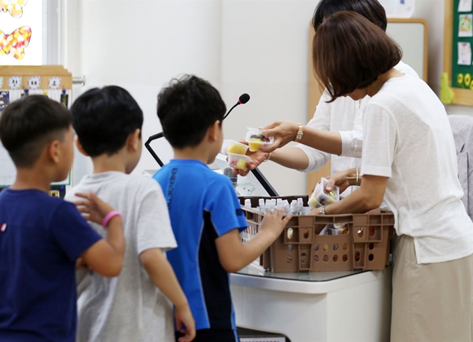 학교비정규직노조가 총파업에 돌입한 3일 세종시 아름초등학교 학생들이 교실에서 빵과 과일, 주스 등을 지급받고 있다. 연합뉴스