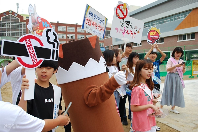 경북 구미시 도량초 학생들이 3일 정문 앞에서 길거리 흡연으로 인한 고통을 해결하고자 피켓과 어깨띠 등을 이용한 금연 홍보를 펼치고 있다. 추종호기자