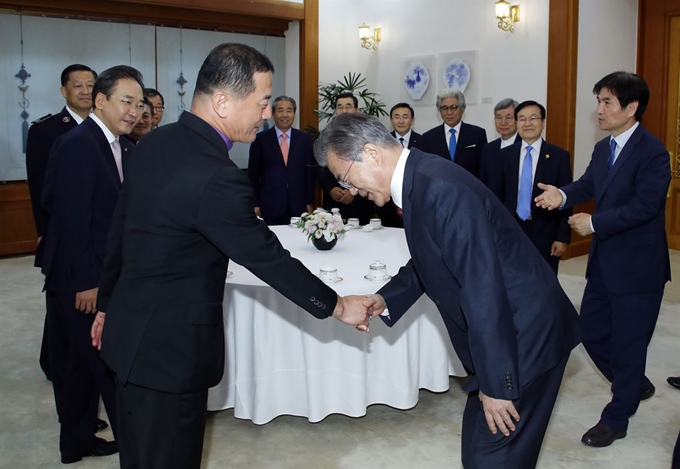 문재인 대통령이 3일 낮 청와대에서 열린 한국교회 주요 교단장 초청 오찬 간담회에 입장하며 대한성공회 유낙중 주교 등 참석자들과 인사하고 있다. 연합뉴스