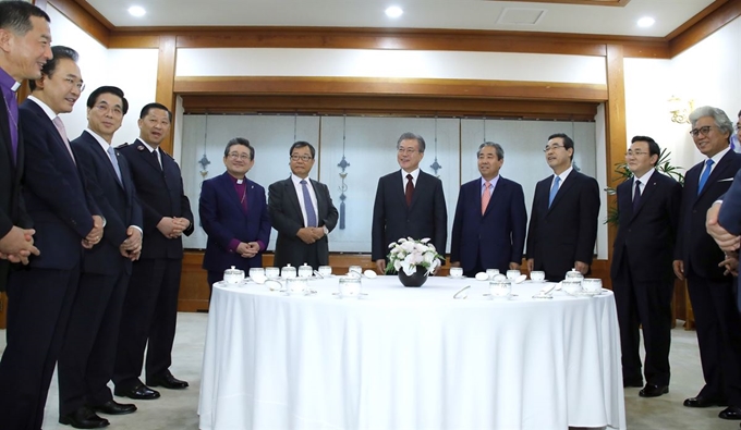 문재인 대통령이 3일 낮 청와대에서 열린 한국교회 주요 교단장 초청 오찬 간담회에 앞서 열린 차담회에서 참석자들과 얘기를 나누고 있다. 연합뉴스