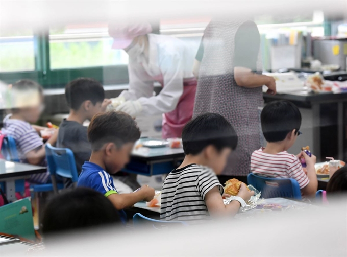 학교 비정규직 노동자들이 총파업에 들어간 3일 오후 서울의 한 초등학교에서 어린이들이 대체 급식으로 제공된 빵과 에너지바 등으로 점심식사를 하고 있다. 연합뉴스