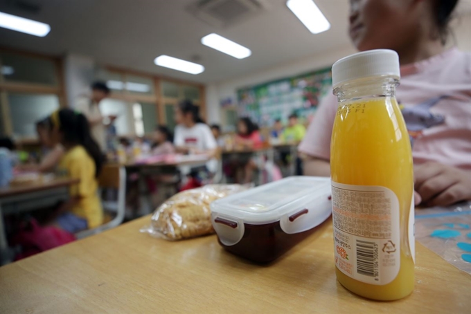 전국 학교 비정규직 연대회의 총파업으로 단체 급식이 중단된 3일 오전 광주 서구 한 초등학교에서 2학년 학생들이 대체 급식으로 빵과 주스를 받고 있다. 연합뉴스