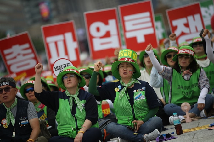 3일 오후 서울 광화문광장에서 열린 학교비정규직 총파업대회에서 참가자들이 ‘비정규직 철폐’를 촉구하고 있다. 연합뉴스