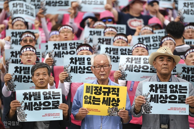 전국민주노동조합총연맹(민주노총) 공공부문 비정규직 노동자들이 3일 총파업에 돌입하고 서울 종로구 광화문광장에 모여 집회를 열고 있다. 이한호 기자