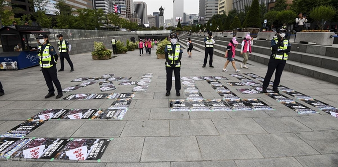 전국민주노동조합총연맹(민주노총) 공공부문 비정규직 노동자들이 3일 총파업에 돌입하고 서울 종로구 광화문광장에 모여 집회를 열고 있다. 집회 진행 중 민주노조 일반연맹 조합원들도 함께 가세했다. 이한호 기자