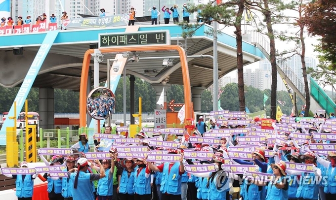 지난달 30일 오후 경기도 성남시 경부고속도로 서울톨게이트에서 민주일반연맹 민주연합노조·공공연대노조 등으로 구성된 '한국도로공사 정규직 전환 민주노총 투쟁본부' 노조원들이 한국도로공사 용역업체 소속 톨게이트 요금수납원 직접고용 등을 요구하며 구호를 외치고 있다. 연합뉴스