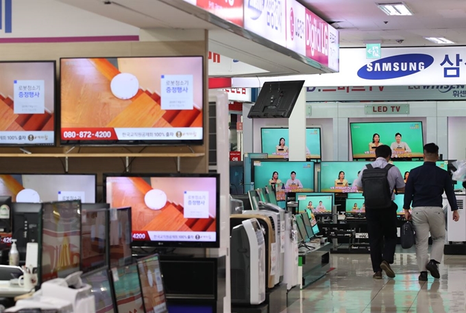 일본 정부가 4일 한국 대법원의 강제징용 배상판결에 대한 보복 조치로 반도체 제조와 TV와 스마트폰 유기발광다이오드 패널에 사용되는 3개 품목에 대한 수출규제 조치를 예고대로 단행했다. 이에 따라 국내 반도체와 디스플레이 제조업체의 타격이 우려되고 있다. 지난 2일 오후 텔레비전 매장이 모여 있는 용산전자상가. 한국일보 자료사진