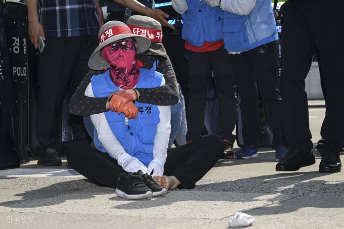 민주노총 공공연대노조 한국도로공사 영업소지회 노조원들이 공사에 직접 고용을 요구하며 4일 오전 경기 성남시 서울요금소(서울톨게이트) 인근 부산방향 경부고속도로를 점거했다. 이한호 기자