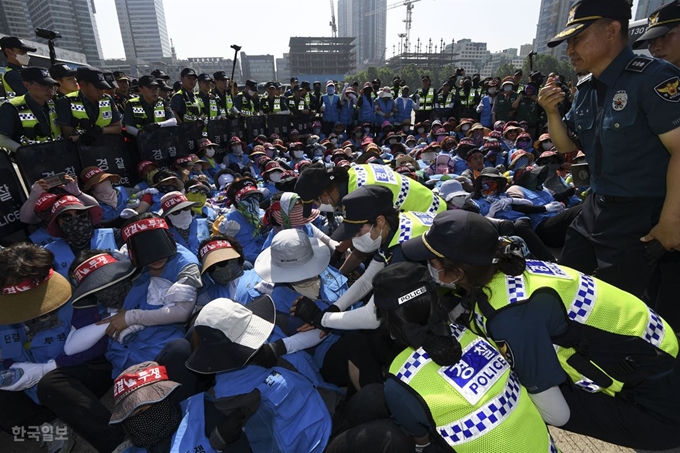 민주노총 공공연대노조 한국도로공사 영업소지회 노조원들이 공사에 직접 고용을 요구하며 4일 오전 경기 성남시 서울요금소(서울톨게이트) 인근 부산방향 경부고속도로를 점거했다. 이한호 기자