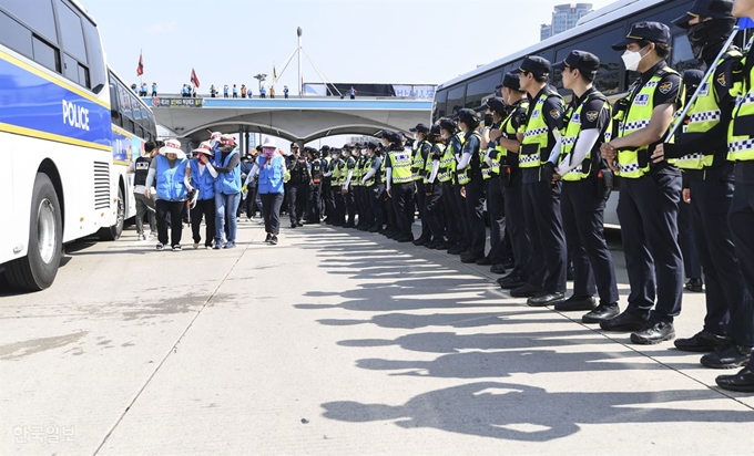 민주노총 공공연대노조 한국도로공사 영업소지회 노조원들이 공사에 직접 고용을 요구하며 4일 오전 경기 성남시 서울요금소(서울톨게이트) 인근 부산방향 경부고속도로를 점거했다. 이한호 기자